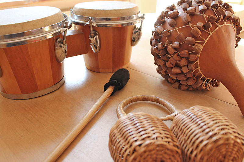 Auf einem Holztisch liegen verschiedene hölzerne Musikinstrumente